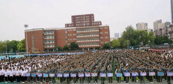 实配网配资 当开学典礼遇上爱国教育，河南中学校长寄语中藏着哪些期许？