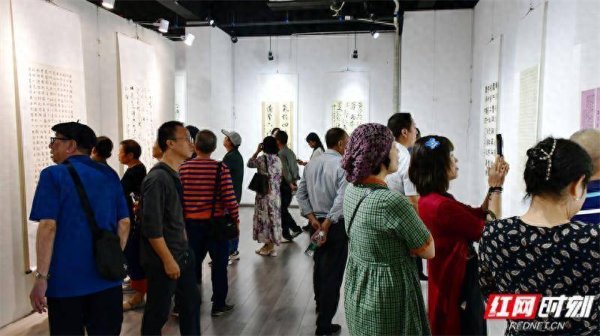 天龙配资 “墨舞潇湘”湖南省书协会员书法大展（郴州展区）开展